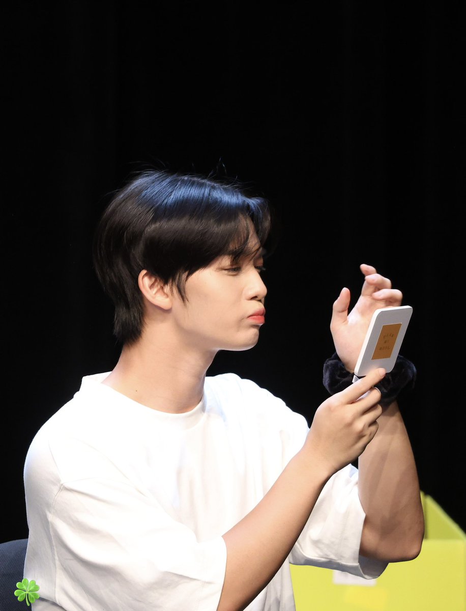Clover990226's tweet photo. 230820 디마뮤

지녕이 동글동글 뒷통수 복복복 쓰담기
🫳🏻🫳🏻🫳🏻🫳🏻🫳🏻🫳🏻🫳🏻🫳🏻🫳🏻🫳🏻🫳🏻🫳🏻🫳🏻

#CIX #씨아이엑스 #배진영 #BAEJINYOUNG https://t.co/e4C9kMfDe2