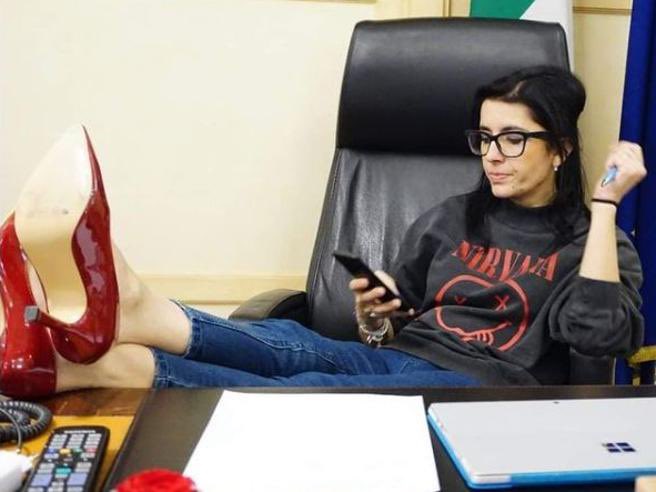 MisssFreedom's tweet photo. #Dadone: “come ministra introdussi il lavoro da remoto nella P. A. Per #DeMasi si trattava di lavorare in modo più creativo”.
Risultato? Oggi, nei tribunali, ancora si cerca di far riaprire gli uffici al pubblico perché i cancellieri si sentono più “creativi” a starsene a casa. https://t.co/tc3KqQjpFz