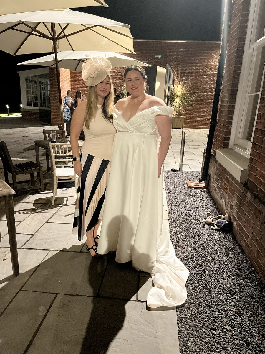 I do love me a fascinator 😍👒 What a lovely day yesterday for my friend Sams wedding up in sunny Shropshire. #weddingvibes #countryhouse #pose #memories