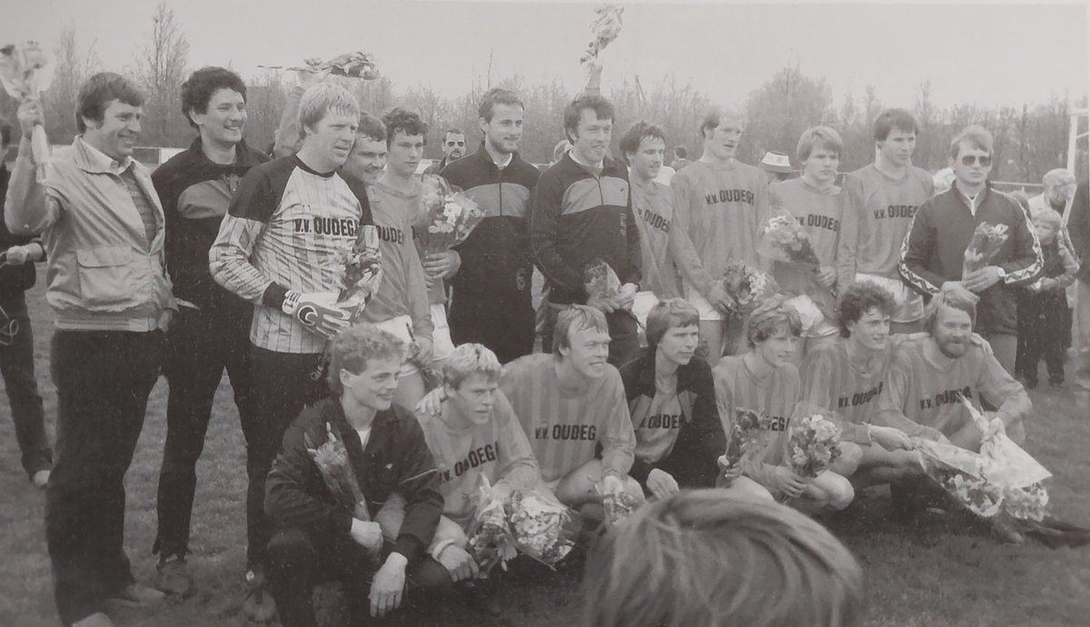 Oudega bestaat in 2023 alweer 75 jaar. Een mooi moment om terug te blikken op de clubhistorie. Hoogtepunten genoeg! In 1985 bijvoorbeeld, als Oudega 1 met keeper Okke van der Kamp promoveert naar de derde klasse en het op gaat nemen tegen clubs als Harkemase Boys en ONS Sneek.