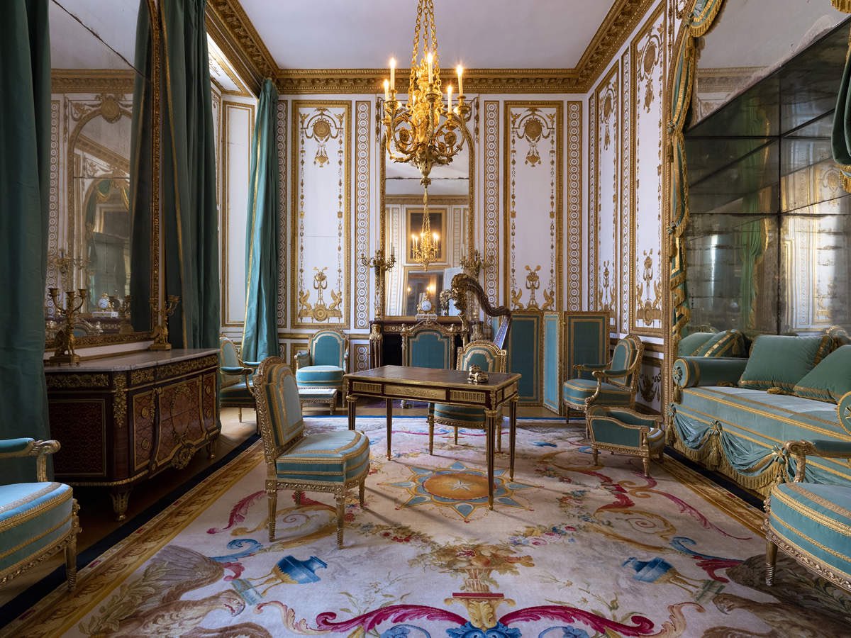 AliciaMimundo's tweet photo. El palacio de Versalles ha abierto al público las habitaciones, el refugio privado, de María Antonieta. En estas salas la reina se aislaba de sus quehaceres y obligaciones públicas y en ellas recibía, según se dice, a sus amantes. Fueron un lugar donde hacer una vida íntima y relajada más acorde con sus gustos, ya que nunca se acostumbró al bullicio y etiqueta de la corte francesa.

Estaban tan bien camufladas estas estancias que fueron lugar de resguardo durante los terribles momentos de la Revolución Francesa. Cómo acabó es sabido, decapitada en la guillotina el 16 de octubre de 1793. 

(Fotos Palacio de Versalles/S.GILES)