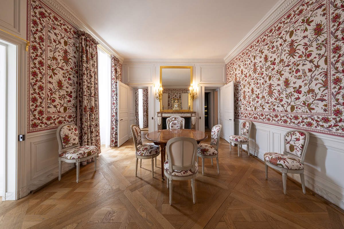 AliciaMimundo's tweet photo. El palacio de Versalles ha abierto al público las habitaciones, el refugio privado, de María Antonieta. En estas salas la reina se aislaba de sus quehaceres y obligaciones públicas y en ellas recibía, según se dice, a sus amantes. Fueron un lugar donde hacer una vida íntima y relajada más acorde con sus gustos, ya que nunca se acostumbró al bullicio y etiqueta de la corte francesa.

Estaban tan bien camufladas estas estancias que fueron lugar de resguardo durante los terribles momentos de la Revolución Francesa. Cómo acabó es sabido, decapitada en la guillotina el 16 de octubre de 1793. 

(Fotos Palacio de Versalles/S.GILES)