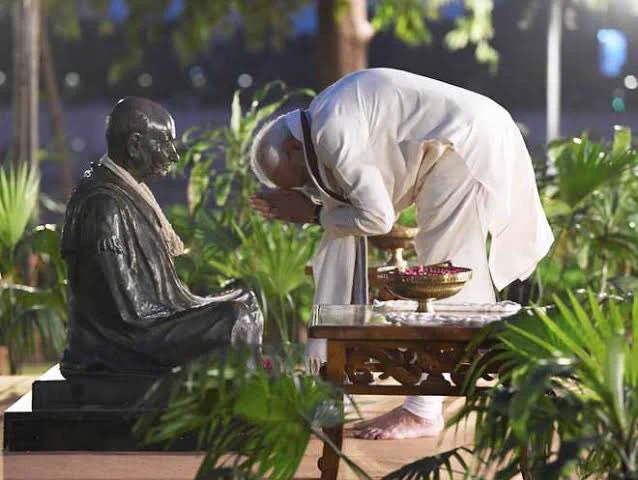 TheIncNews's tweet photo. गोडसे भक्तों , बरनोल के पैसे है या नहीं है 😜 ??  

देखो तुम्हारा आका किसके चरणों में पड़ा है 😂 😂

RT रुकना नहीं चाहिए , RSS तक आवाज जाना चाहिए