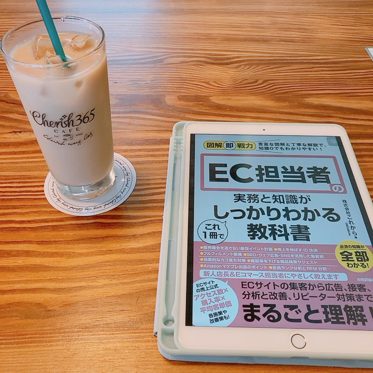 jimo_on03's tweet photo. 週末ひとり時間。カフェでゆったり読書。
買って読めていなかった書籍たち！！
デザインの本もまだあって時間足りないや。
昔ながらのプリンは固めで美味しかった🍮💓 https://t.co/sBux9i90cw