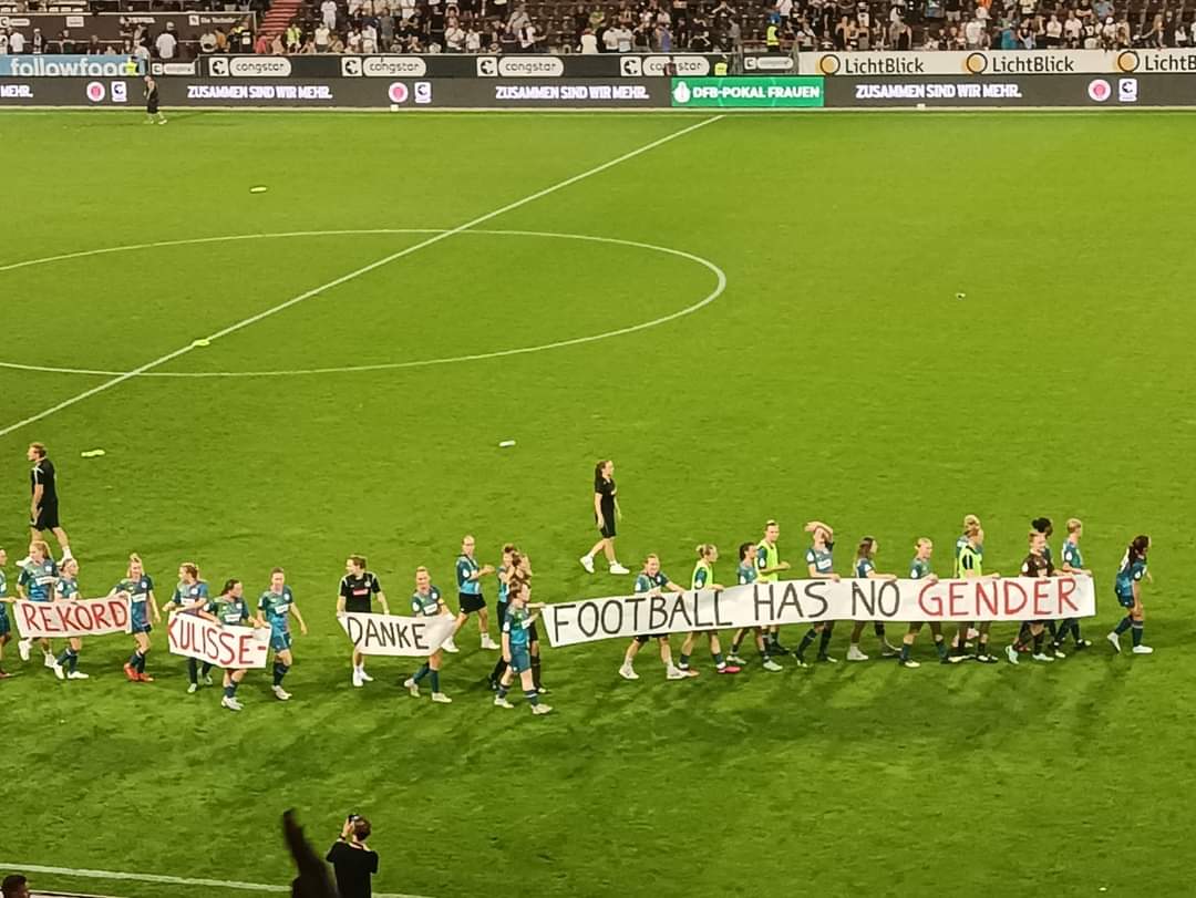 "El fútbol no tiene género". Pancarta que mostraron las jugadoras del St Pauli en su partido ante 19.000 espectadores en su campo de Millerntor.