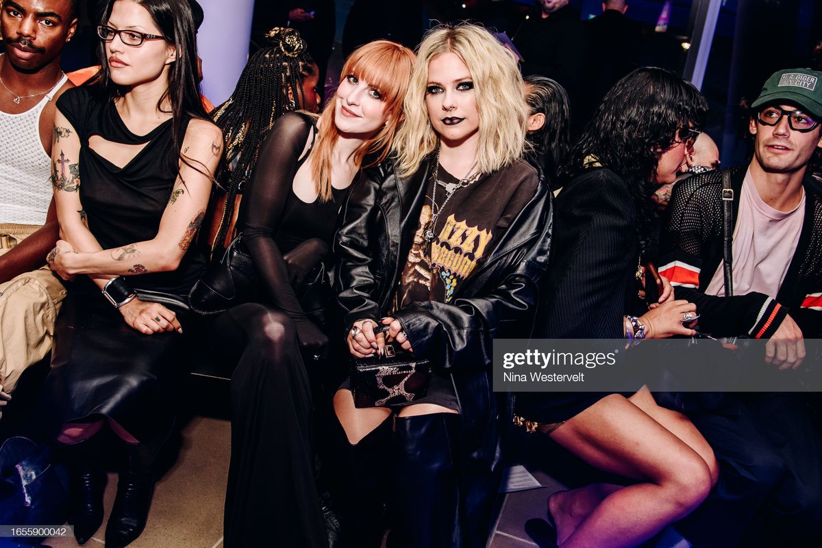 paramorebr's tweet photo. Hayley com Avril Lavigne durante um dos desfiles do NYFW! 💗 https://t.co/vZZmGeNohG