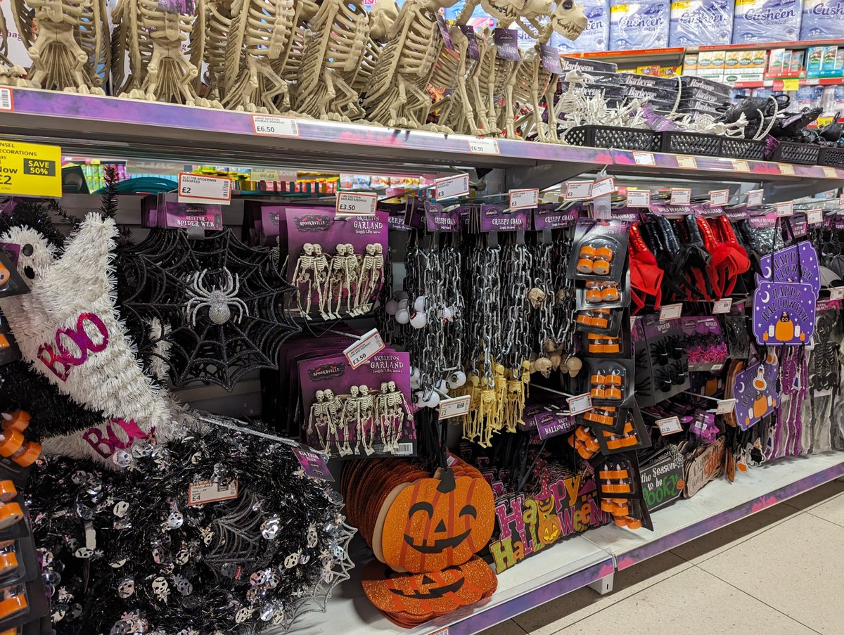 AlhambraCentre's tweet image. Halloween Fans, Rejoice! 🎃🕷️🍬

@Poundstretcher1 is embracing the Halloween magic already, and we can't wait for things to get even spookier! 👻 Hurry to the Alhambra today and get your hands on this haunting home decor! 🧙‍♀️

#Poundstretcher #HalloweenPrep #halloween