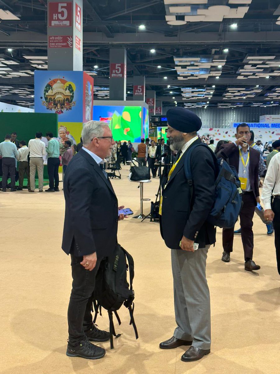 rsrobin1's tweet photo. During the #G20 Summit a senior journalist from Ukraine suddenly held my hand tight. Only later John McGovern said that he always makes it a point to thank the Sikh community for the immense humanitarian help during the war in #Ukraine.

It's truly heartwarming to hear such stories. The Sikh community is known worldwide for its principles of selfless service and humanitarian efforts.🙏