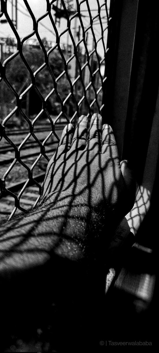 The Journey's Tale in Light and Dark.'

    Mumbai | India 
    
    #Contrast
    #TrainWindowView
    #ExploringTheWorld
    #OnTheRails
    #WindowPhotography
    #TravelCaptures
    #HandInTheFrame
     #ChatGPT账号
    #CapturingMoments
    #ShadowPlay
#shotononeplus