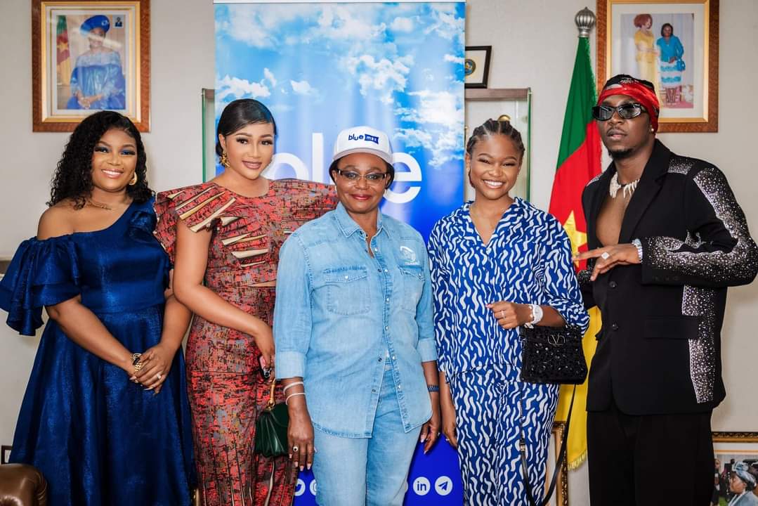 TheCameroonianZ's tweet photo. Les brand ambassadors de Blue - Camtel #Cameroon. 

*Emy Dany Bassong, Syndy Emade, Indira et Stanley Enow. https://t.co/BWGIYhGIkc