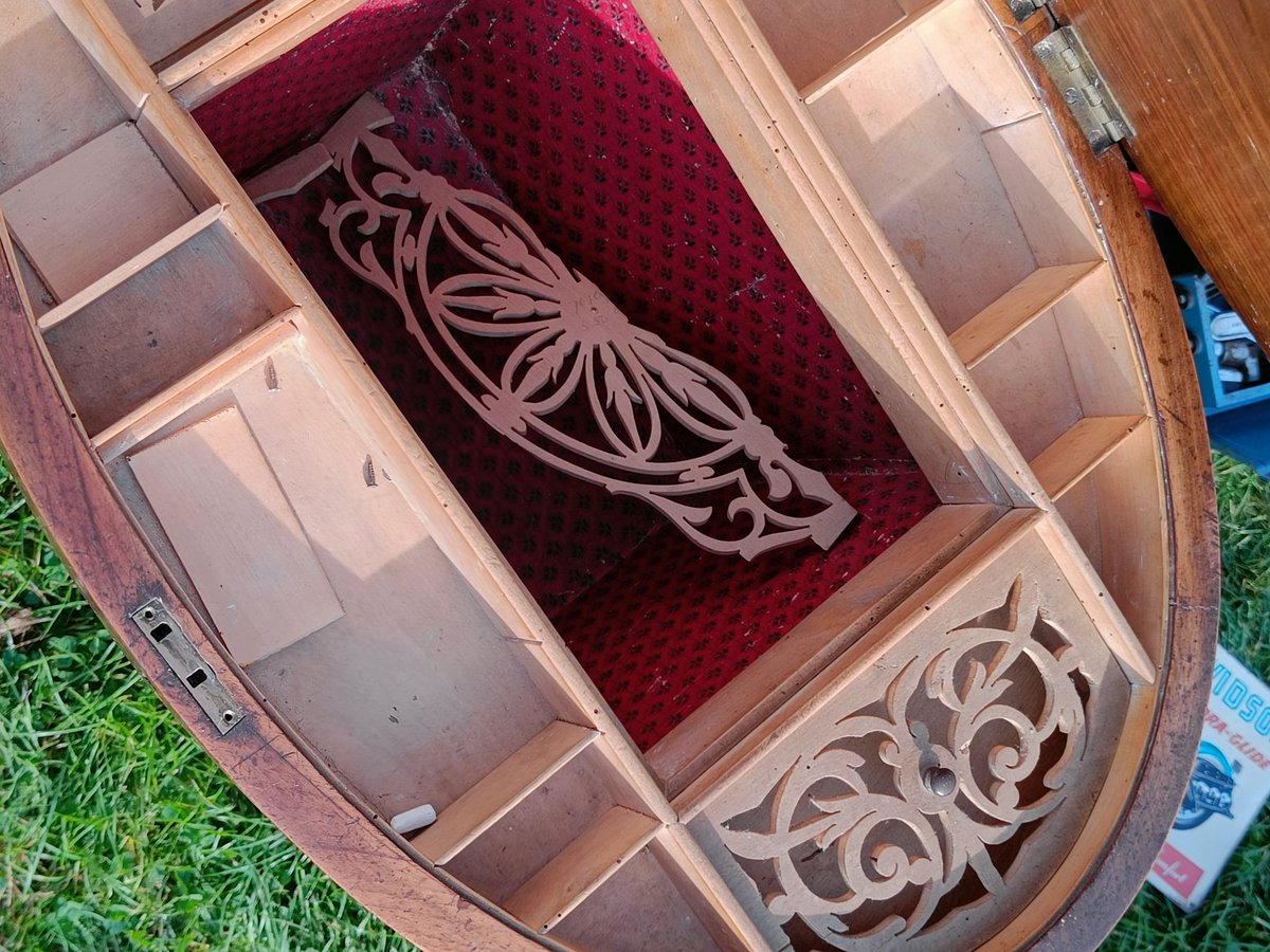 antiquestwins's tweet image. Anyone know how much antique sewing tables sell for these days?

#bootsale