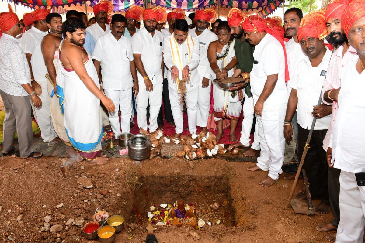 SingireddyBRS's tweet photo. వనపర్తి జిల్లా కేంద్రంలోని గణపతిదేవుని ఆలయంలో అన్నదాన సత్రం భవనం నిర్మాణం కోసం భూమి పూజ చేసిన రాష్ట్ర వ్యవసాయ శాఖా మంత్రి @SingireddyBRS గారు https://t.co/iR0aegl2MK