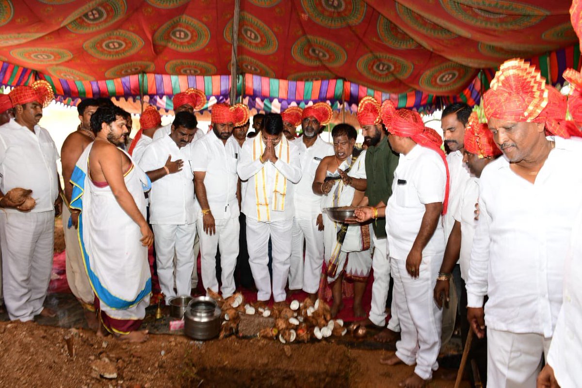SingireddyBRS's tweet photo. వనపర్తి జిల్లా కేంద్రంలోని గణపతిదేవుని ఆలయంలో అన్నదాన సత్రం భవనం నిర్మాణం కోసం భూమి పూజ చేసిన రాష్ట్ర వ్యవసాయ శాఖా మంత్రి @SingireddyBRS గారు https://t.co/iR0aegl2MK
