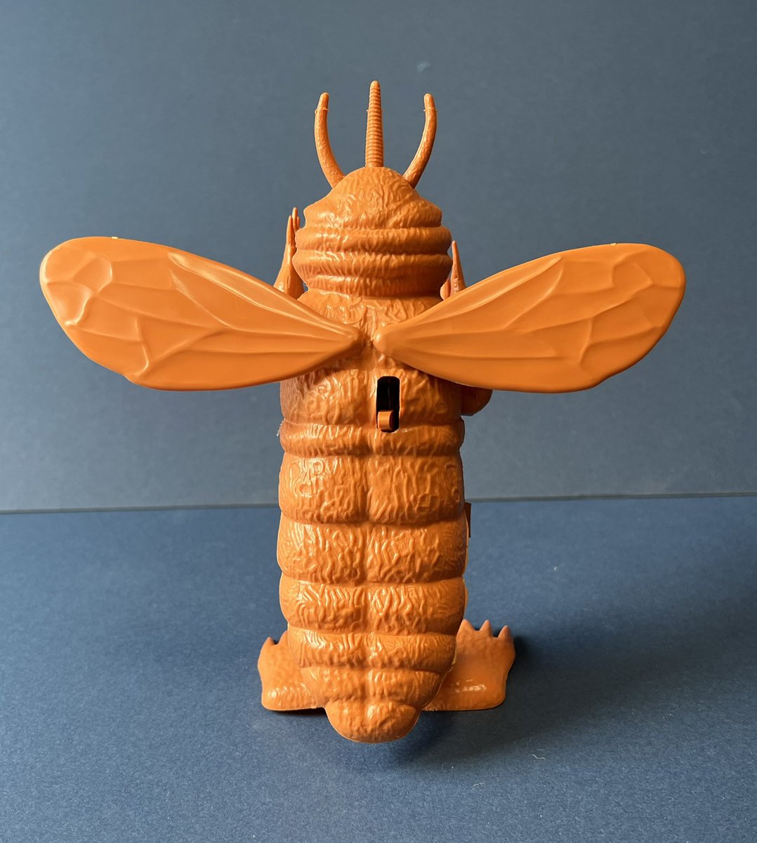 アオシマ白蟻怪獣バグラー　
茶色成型、赤い目のシール　
初版と思われます。