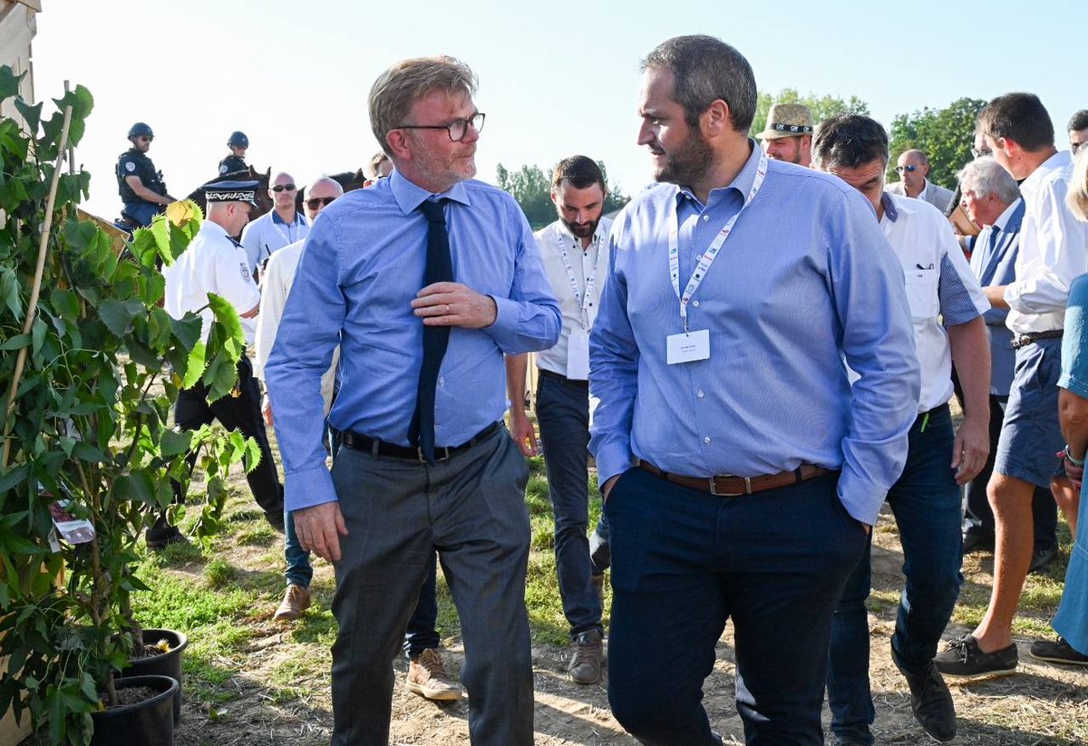 MFesneau's tweet photo. Heureux de présenter, à @JimBataille, les grandes orientations du Pacte et loi d’orientation et d’avenir agricoles, que le Président avait lancé lors de sa visite l’année dernière.  

Ce pacte permettra de répondre au défi du renouvellement des générations. 
 
Je salue tout particulièrement les JA organisateurs et les agriculteurs du Nord et de la région Hauts-de-France pour leur formidable accueil. 

Ils incarnent ceux qui font et feront demain notre agriculture.