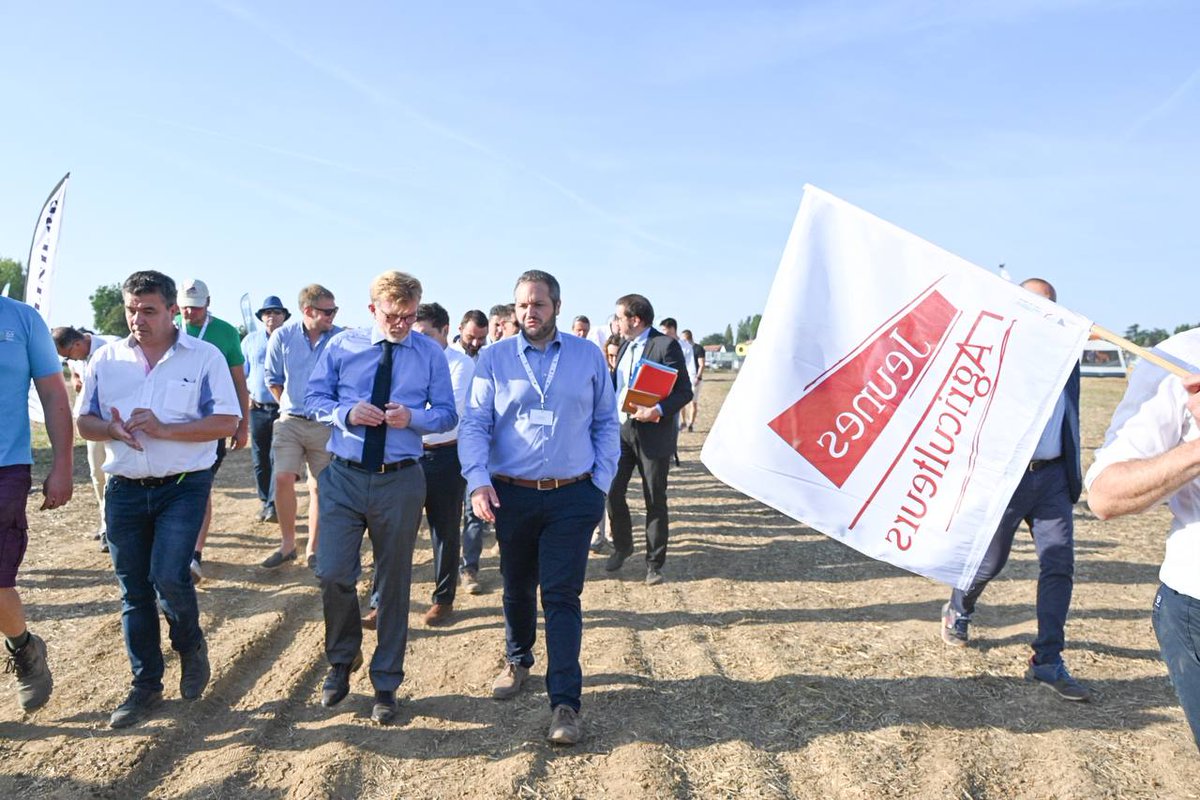 MFesneau's tweet photo. Heureux de présenter, à @JimBataille, les grandes orientations du Pacte et loi d’orientation et d’avenir agricoles, que le Président avait lancé lors de sa visite l’année dernière.  

Ce pacte permettra de répondre au défi du renouvellement des générations. 
 
Je salue tout particulièrement les JA organisateurs et les agriculteurs du Nord et de la région Hauts-de-France pour leur formidable accueil. 

Ils incarnent ceux qui font et feront demain notre agriculture.