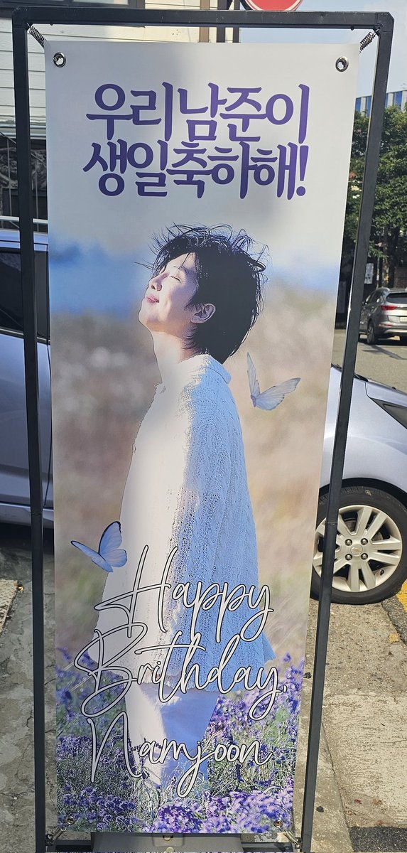 agustd_0309_s's tweet photo. 합정 카페보니 - 홍대 반지하카페
#IM_RM
#모노에서_쪽빛으로
생일축하에 우리 주니💜 https://t.co/Osw9i6Zdbd
