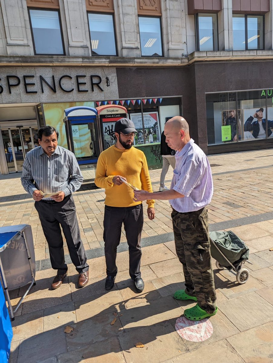 amea_wm's tweet image. #messageofpeace ⁦@amea_wm⁩ ⁦@amawolves⁩ distributing and introducing promise messiah books ⁦@WolvesCouncil⁩ town centre.
⁦@ukmuslims4peace⁩ ⁦@Ansarullah_UK⁩