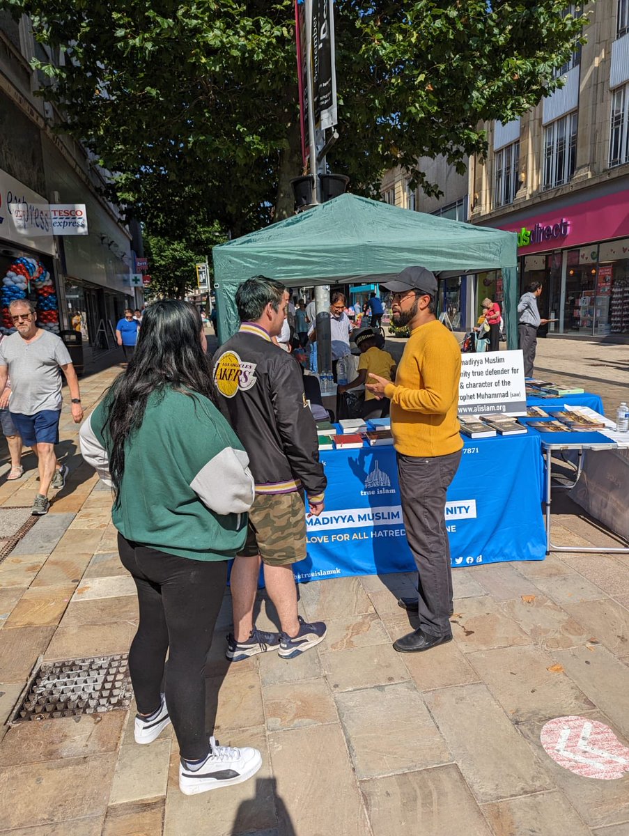 amea_wm's tweet image. #messageofpeace ⁦@amea_wm⁩ ⁦@amawolves⁩ distributing and introducing promise messiah books ⁦@WolvesCouncil⁩ town centre.
⁦@ukmuslims4peace⁩ ⁦@Ansarullah_UK⁩