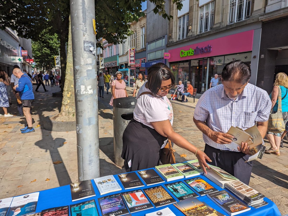 amea_wm's tweet image. #messageofpeace ⁦@amea_wm⁩ ⁦@amawolves⁩ distributing and introducing promise messiah books ⁦@WolvesCouncil⁩ town centre.
⁦@ukmuslims4peace⁩ ⁦@Ansarullah_UK⁩