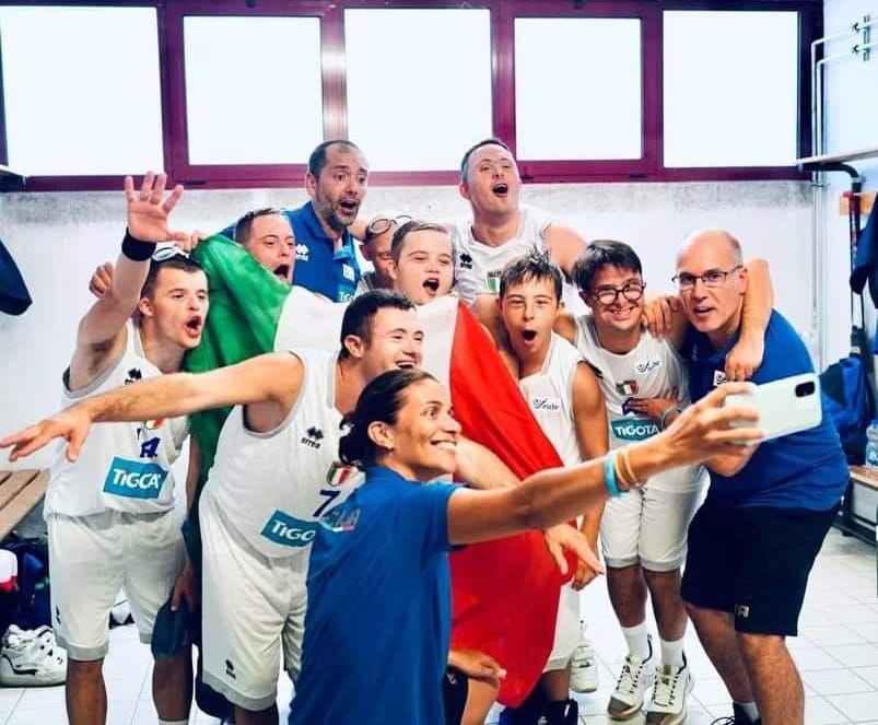 Ieri la Nazionale italiana di basket per atleti con sindrome di Down si è laureata campione d'Europa.
Bravi, no?
Ecco, ora completiamo la notizia aggiungendo che hanno vinto gli ultimi 3 Europei e gli ultimi 2 Mondiali.

In sostanza sono il Dream Team.

Straordinari.