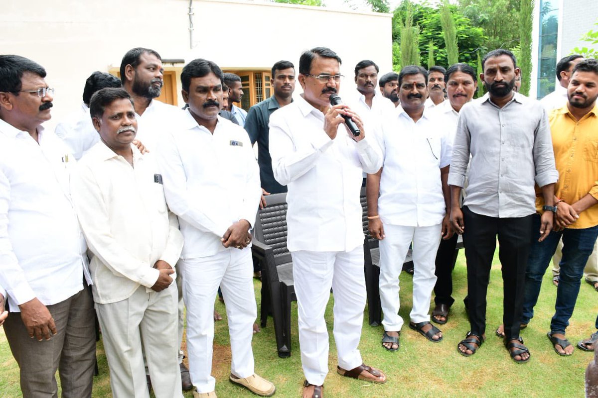 SingireddyBRS's tweet photo. వనపర్తి 5వ వార్డు ఇందిరా కాలనీ నుండి నూతన ఓటర్లు, వివిధ పార్టీల నుండి బీఆర్ఎస్ లో చే��ిన 120 మంది యువకులు .. కండువాలు కప్పి పార్టీలోకి ఆహ్వానించిన రాష్ట్ర వ్యవసాయ శాఖా మంత్రి @SingireddyBRS గారు https://t.co/DAPkURn2In