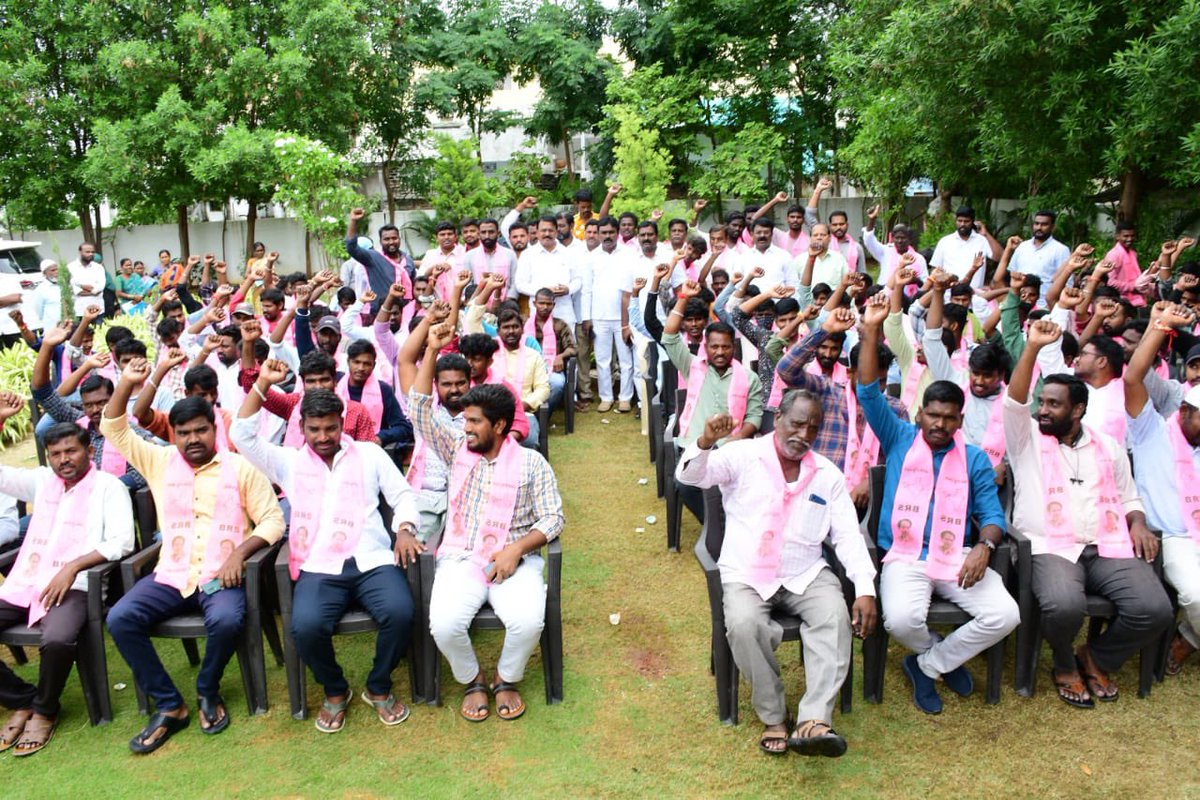 SingireddyBRS's tweet photo. వనపర్తి 5వ వార్డు ఇందిరా కాలనీ నుండి నూతన ఓటర్లు, వివిధ పార్టీల నుండి బీఆర్ఎస్ లో చే��ిన 120 మంది యువకులు .. కండువాలు కప్పి పార్టీలోకి ఆహ్వానించిన రాష్ట్ర వ్యవసాయ శాఖా మంత్రి @SingireddyBRS గారు https://t.co/DAPkURn2In