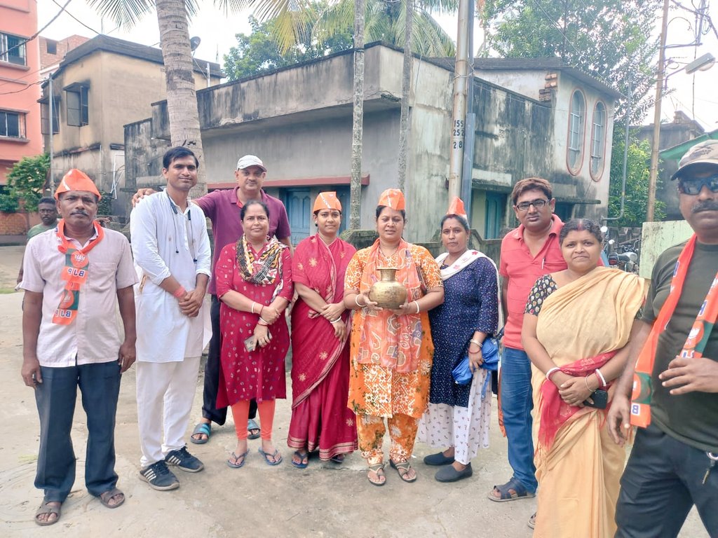 Vimal Kumar🇮🇳 (@vimalku02983019) on Twitter photo প্রধানমন্ত্রী শ্রী নরেন্দ্র মোদিজীর আহ্বানে 'আমার মাটি আমার দেশ' কর্মসূচির অন্তর্গত দিল্লীর অমৃত বাটিকা নির্মাণের জন্য বেহালা পশ্চিম বিধানসভা অন্তর্গত "বেহালা পশ্চিম মন্ডল 3 এর 110 নং বুথের" পবিত্র স্থানের মাটি সংগ্রহ করলাম সকলের সাথে।
<a href="/DrSukantaBJP/">Dr. Sukanta Majumdar</a> <a href="/SuvenduWB/">Suvendu Adhikari</a> <a href="/swapan55/">Swapan Dasgupta</a> প্রধানমন্ত্রী শ্রী নরেন্দ্র মোদিজীর আহ্বানে 'আমার মাটি আমার দেশ' কর্মসূচির অন্তর্গত দিল্লীর অমৃত বাটিকা নির্মাণের জন্য বেহালা পশ্চিম বিধানসভা অন্তর্গত "বেহালা পশ্চিম মন্ডল 3 এর 110 নং বুথের" পবিত্র স্থানের মাটি সংগ্রহ করলাম সকলের সাথে।
<a href="/DrSukantaBJP/">Dr. Sukanta Majumdar</a> <a href="/SuvenduWB/">Suvendu Adhikari</a> <a href="/swapan55/">Swapan Dasgupta</a>