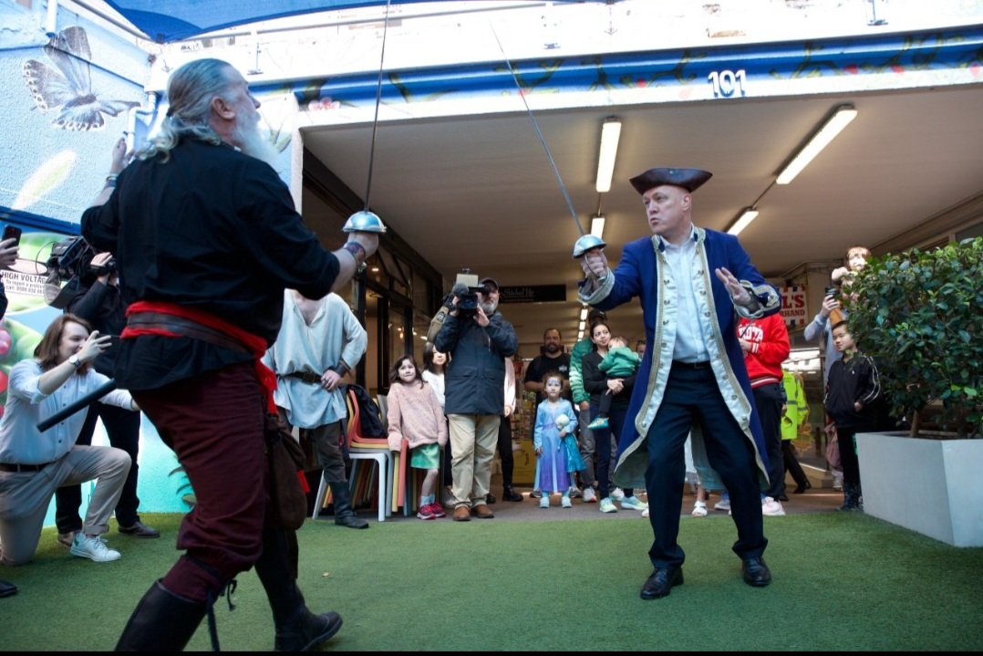 Nice of Luxon to find apt clothes after his patomime Q&amp;A performance
"Your policy won't drive rents down"
"Oh yes it will"
"Oh no it won't"
"OH YES IT WILL"
"OH NO IT WON'T" etc etc 
#patomimePM