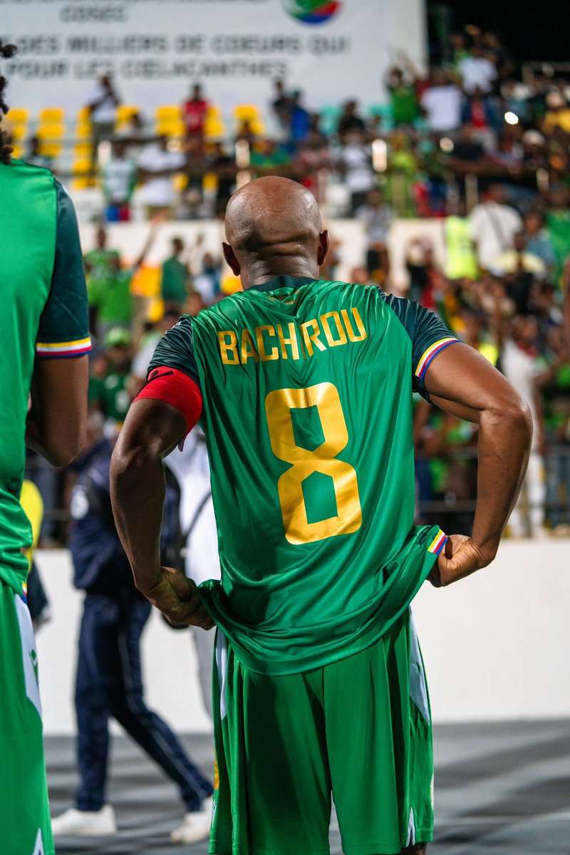 9 ans que j’ai la chance de venir défendre les couleurs de notre pays,
aujourd’hui il est temps pour moi d’arrêté cette merveilleuse aventure.
J’ai porté fièrement ce maillot ce drapeau
Je vous remercie pour ces moments
Du plus profond de mon cœur
Je vous aime
Merci pour tout 🇰🇲