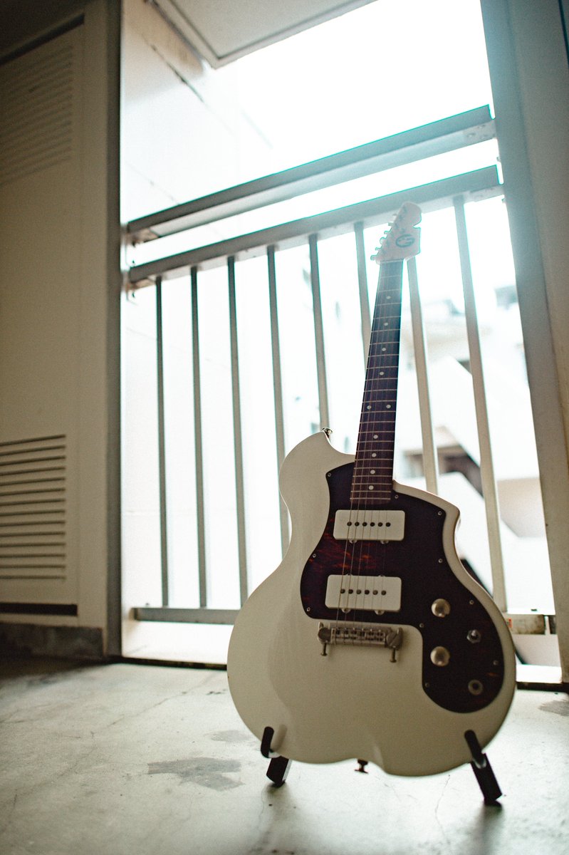 伝説のギターが当たってしまった・・・！
見たことがない革新性がある見た目なんだけど、どこかレトロ感を感じさせる雰囲気を纏っていてめちゃくちゃツボでした。
個人的にはクランチにしてフロントリアをミックスした音が好きです。
革命の狼煙を上げます！！
<a href="/ghostronguitar/">Ghostron</a>