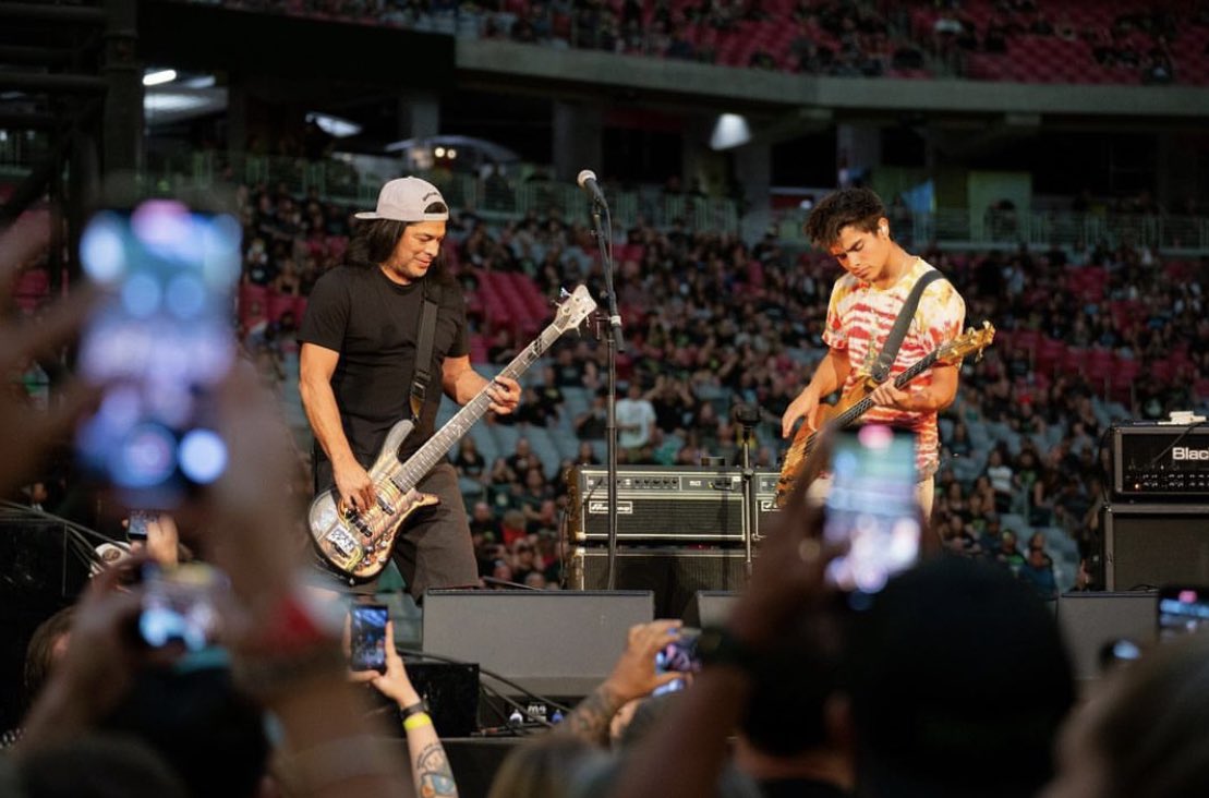 kh38's tweet image. メタリカ、ジェイムズの陽性反応で6日間延期となったフェニックス公演、無事終了との事！🎉

初日に喉の不具合でカットされた #MasterOfPuppets が今日特別に披露され、OAの #SuicidalTendencies にロブが飛び入り、息子タイ君との親子共演！

ただでは待たせない粋な #METALLICA である😌🤘🏻