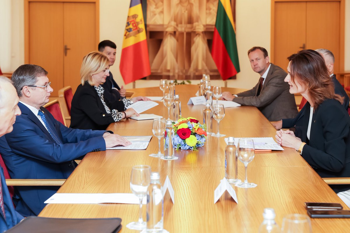 The opening of the fall session of the Lithuanian Seimas has been observed by a special guest, the Speaker of the Moldovan Parliament, who is on a visit to Vilnius ahead of the EC progress report on #Moldova's integration into the EU. 🇱🇹 is committed to helping 🇲🇩w/ its efforts.