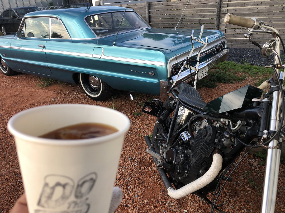 KAMIKAZE_SPEED's tweet photo. 64Chevyさん
またキャブを弄ってエバポのファンを変えたのでテストドライブしつつ
何時もの場所で水分補給休憩😋
#何となくインパラと呼びたくない
#64シェビーと呼ぶ方が似合う車に仕上げたい
#64ss #64ssimpala #chevy #ogstyle #numbersmatching #originalcar https://t.co/fg8m82lP9A
