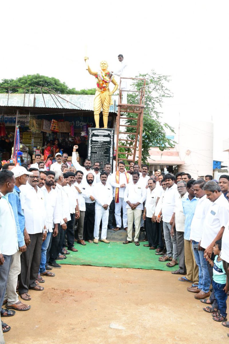 SingireddyBRS's tweet photo. వనపర్తి జిల్లాకేంద్రంలో చాకలి ఐలమ్మ గారి వర్దంతి సంధర్బంగా వారి విగ్రహానికి ఘనంగా నివాళులు అర్పించిన రాష్ట్ర వ్యవసాయ శాఖా మంత్రి @SingireddyBRS గారు https://t.co/POpWIGMCuZ