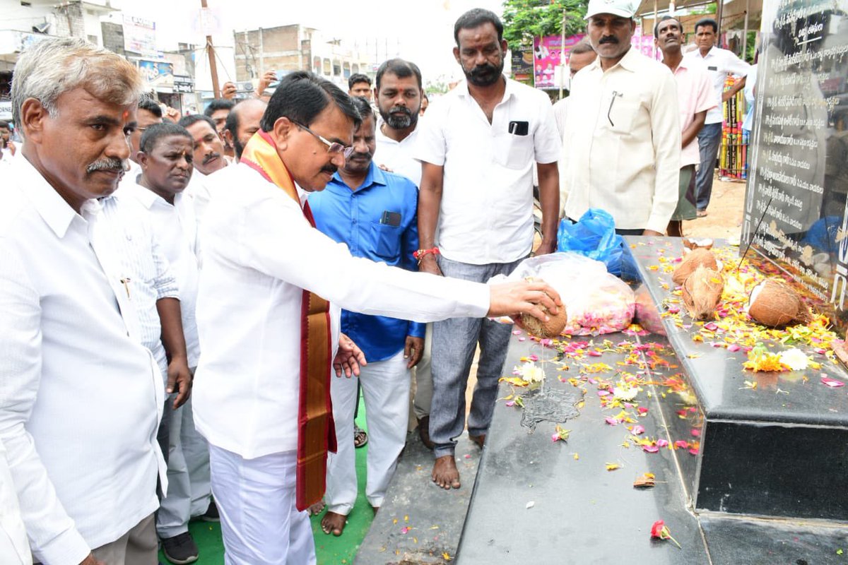 SingireddyBRS's tweet photo. వనపర్తి జిల్లాకేంద్రంలో చాకలి ఐలమ్మ గారి వర్దంతి సంధర్బంగా వారి విగ్రహానికి ఘనంగా నివాళులు అర్పించిన రాష్ట్ర వ్యవసాయ శాఖా మంత్రి @SingireddyBRS గారు https://t.co/POpWIGMCuZ