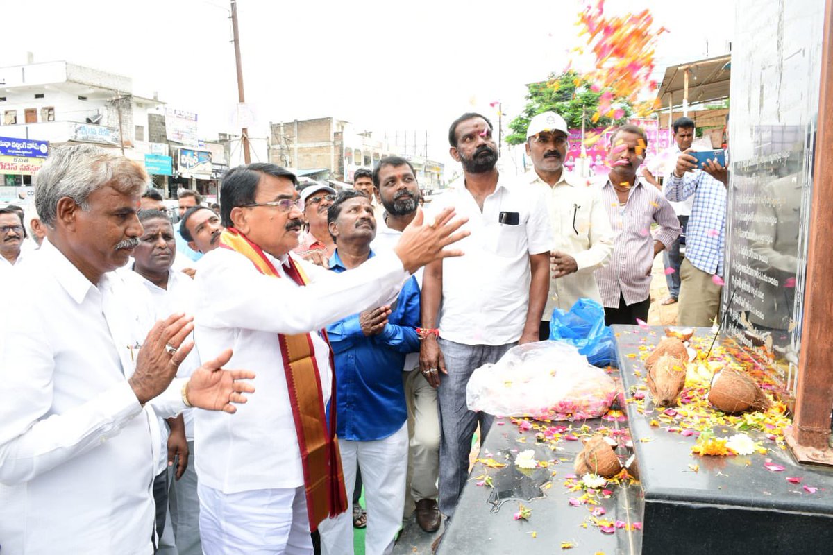 SingireddyBRS's tweet photo. వనపర్తి జిల్లాకేంద్రంలో చాకలి ఐలమ్మ గారి వర్దంతి సంధర్బంగా వారి విగ్రహానికి ఘనంగా నివాళులు అర్పించిన రాష్ట్ర వ్యవసాయ శాఖా మంత్రి @SingireddyBRS గారు https://t.co/POpWIGMCuZ