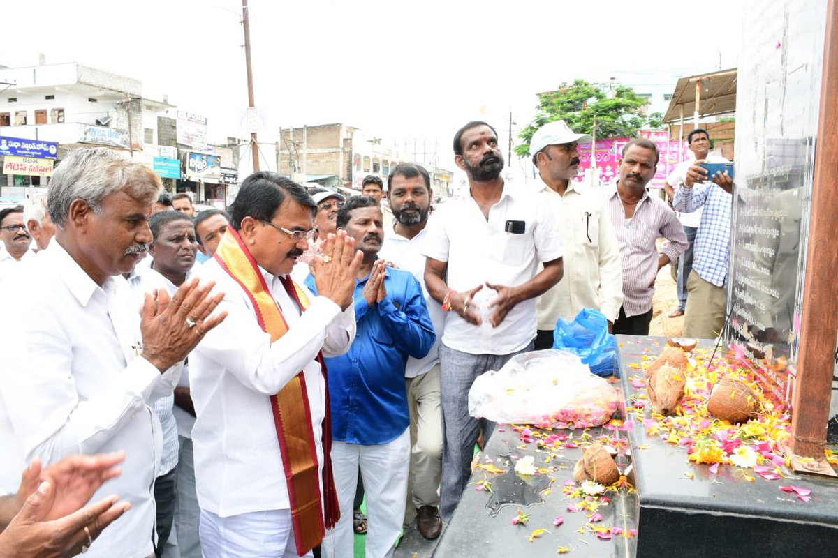 SingireddyBRS's tweet photo. వనపర్తి జిల్లాకేంద్రంలో చాకలి ఐలమ్మ గారి వర్దంతి సంధర్బంగా వారి విగ్రహానికి ఘనంగా నివాళులు అర్పించిన రాష్ట్ర వ్యవసాయ శాఖా మంత్రి @SingireddyBRS గారు https://t.co/POpWIGMCuZ