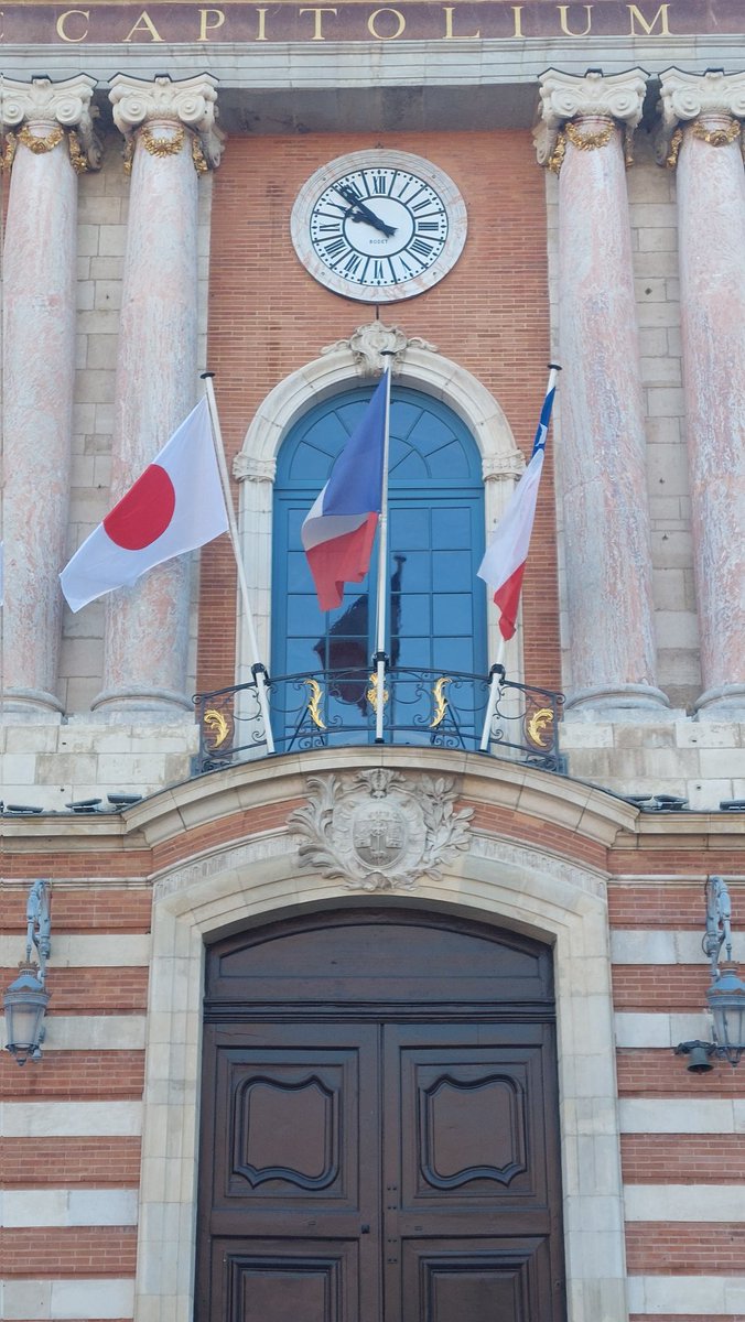 Japanese + Chilean flags flying at Capitole today welcoming fans for the #Japan #Chile #rugby World Cup match this afternoon. <a href="/VisitToulouse/">Visit Toulouse</a> <a href="/JRFURugby/">Japan Rugby</a> ganbarre <a href="/braveblossoms/">Brave Blossoms</a>