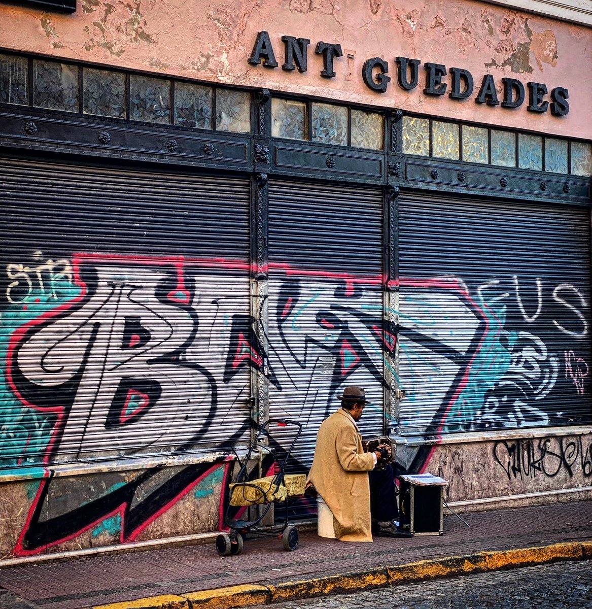 SerrallongaJ's tweet image. #Arqueólogo/cacharrólogo/ #anticuario del #bandoneón;barrio #SanTelmo(#BuenosAires)

Crónica de una #expedición #naturalista(@AnimalesInv/@museuciencies),#Argentina

Foto:#JordiSerrallonga

@UOCartshum @gabineteuab @sgeograficaes @Pessics @ACCC_ @historiasytinta @ahoratocaviajar