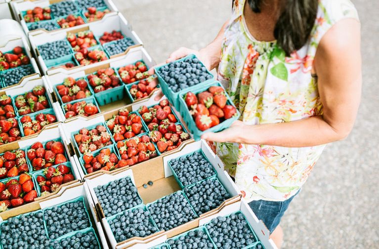 People with #diabetes who were prescribed #fruits 🥭and #vegetables 🫑, saw their blood sugar decline significantly. And adults with #hypertension saw their blood pressure go down. ahajournals.org/doi/10.1161/CI…