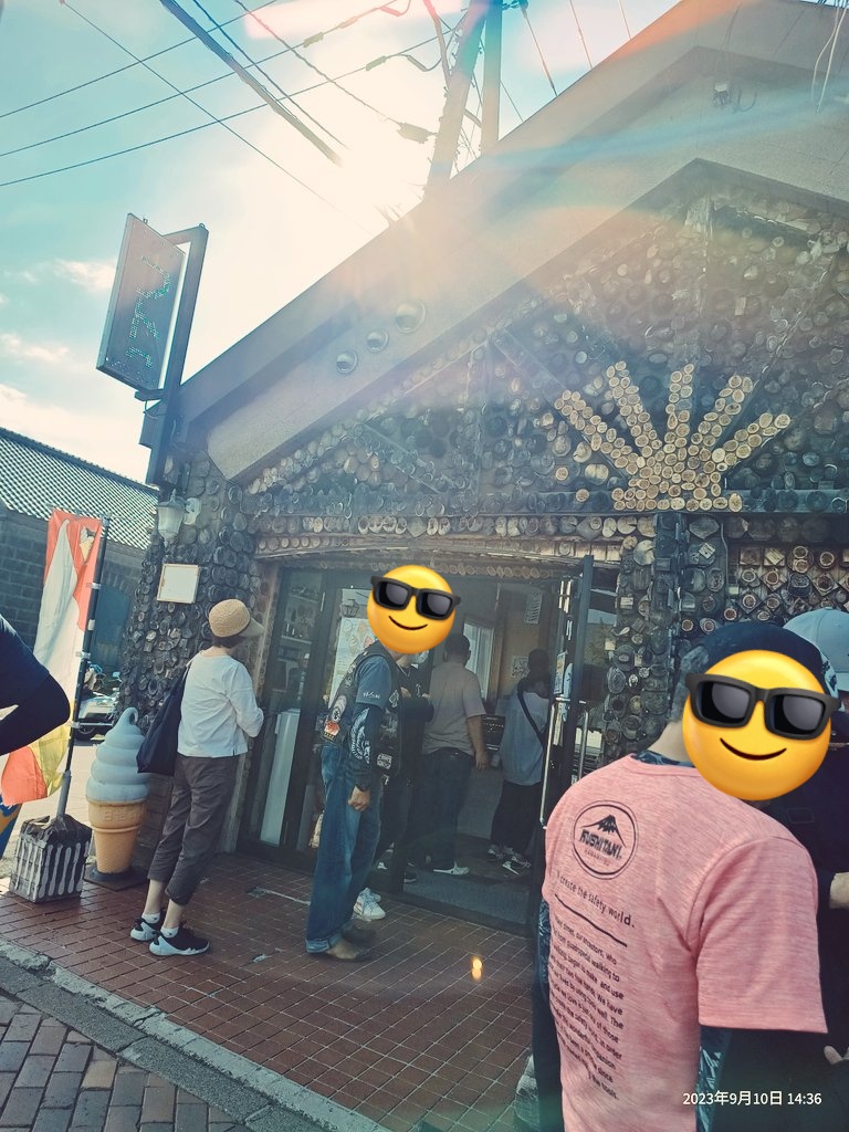 GL1850's tweet photo. ソフトクリームいちごxチョコ食べに
バイクで三千里

色々お話したかったけどすごい人で
並んでて大変そうだった…！
キメ顔白バイおじさんに
ソフトクリーム吹きそうなった

また土日来ます🤤
@janken_Ninja650
#ソフトクリームじゃんけん 
#バイク乗りと繋がりたい https://t.co/rLyqgP7X0y