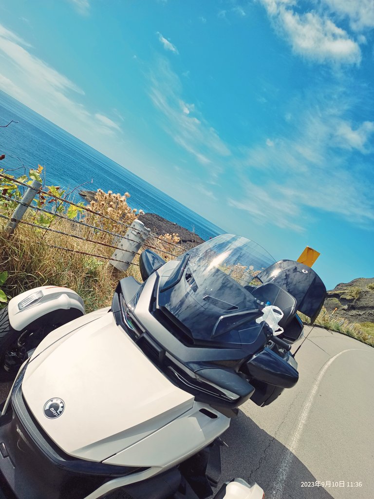 GL1850's tweet photo. ソフトクリームいちごxチョコ食べに
バイクで三千里

色々お話したかったけどすごい人で
並んでて大変そうだった…！
キメ顔白バイおじさんに
ソフトクリーム吹きそうなった

また土日来ます🤤
@janken_Ninja650
#ソフトクリームじゃんけん 
#バイク乗りと繋がりたい https://t.co/rLyqgP7X0y