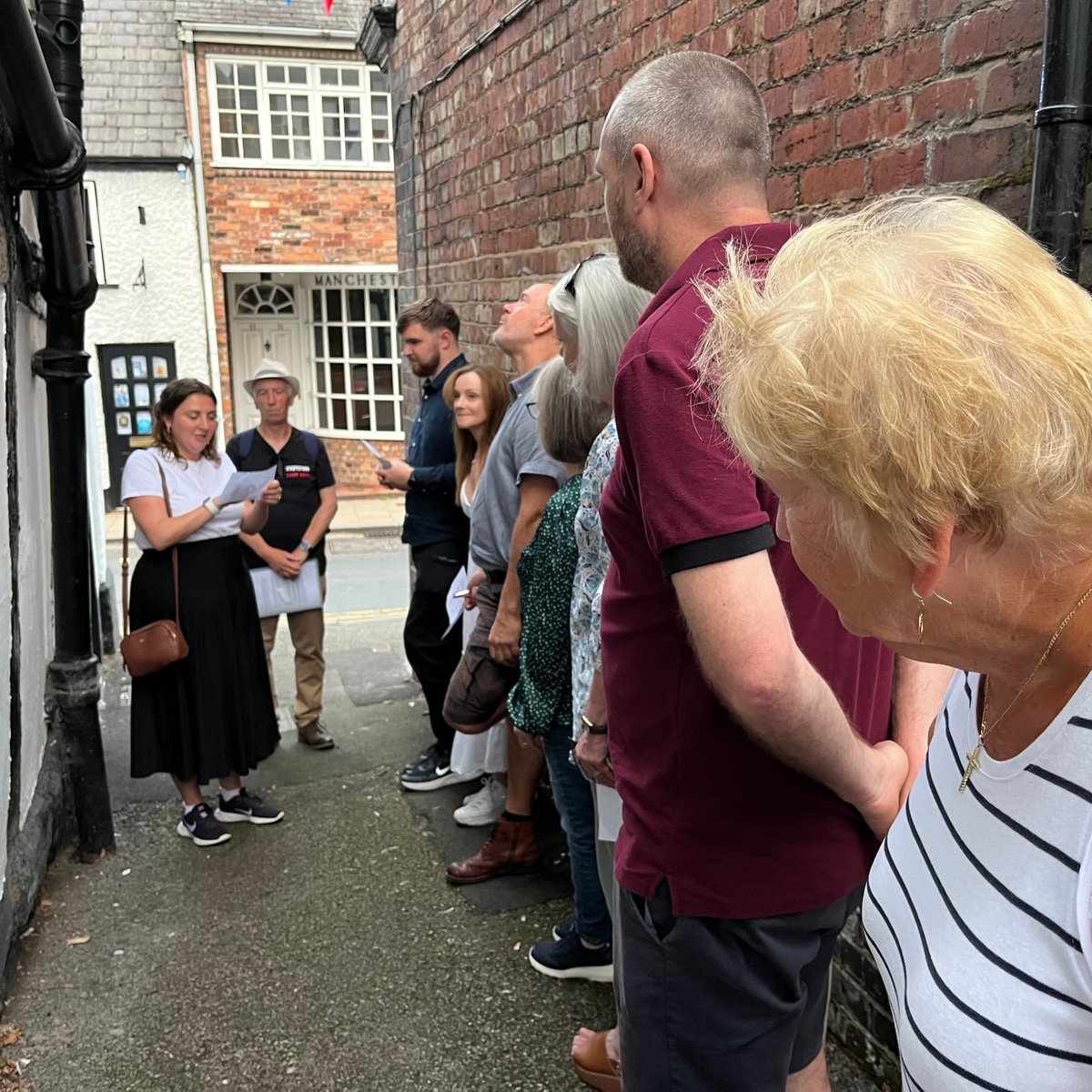 Rhiannon narrates Yvette McKern's story of a poltergeist inside what was "The Crooked Wall"

[Photo courtesy of Dan Williams]

#ghost #ghostwalk #spooky #knutsford #Alderley #Chester #Northwich #Manchester #spookytours