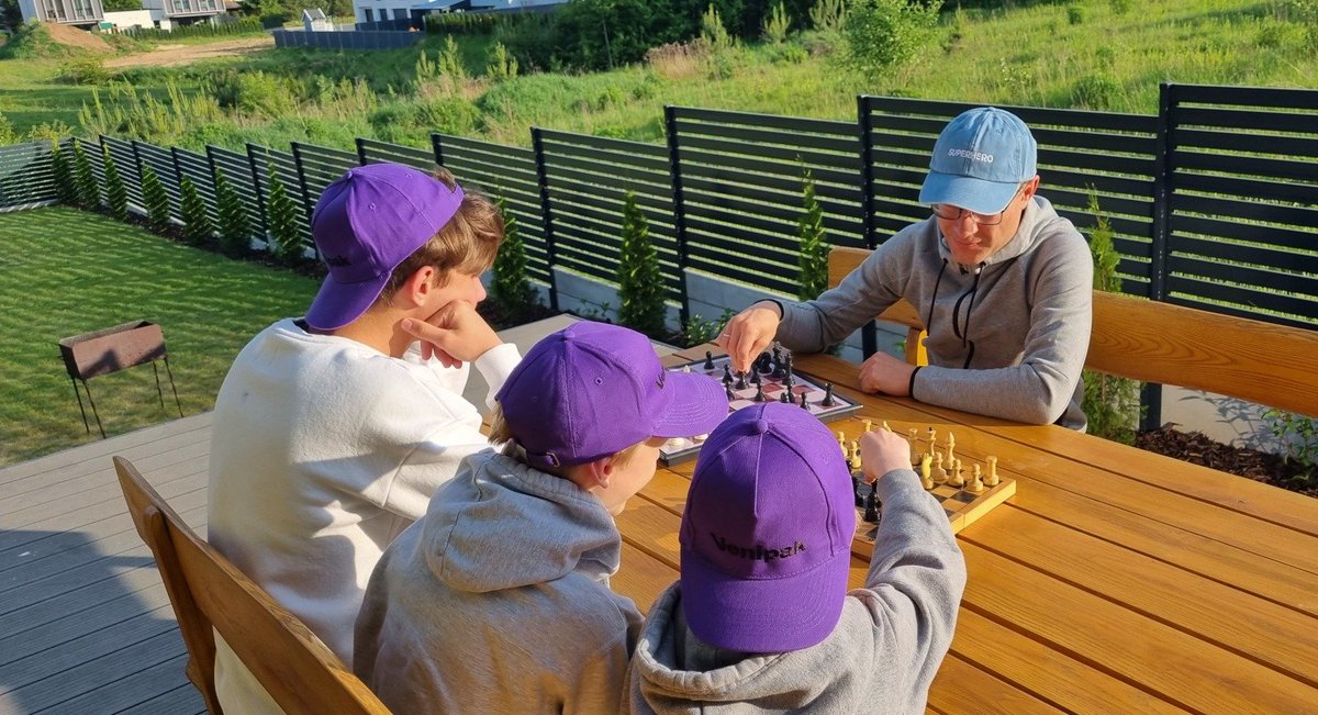 VENIPAK's tweet photo. Ja vien mēs zinātu, cik daudz mūsu TĒTI dara mūsu labā💜 Cik viņi ir stipri, kā viņi rūpējas par mums un sargā. Dod padomus un vienmēr ir blakus, kad tas nepieciešams.
Tāpēc šodien mēs sveicam mūsu īstos supervaroņus - mūsu tētus, vectēvus, krusttēvus TĒVU DIENĀ! 🥰 https://t.co/JBvPJrDo7y