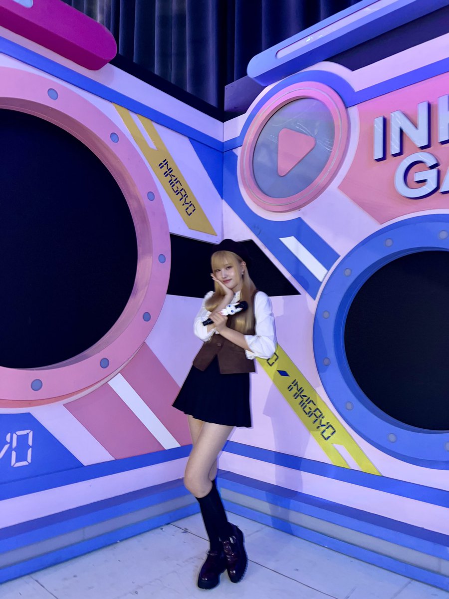 STAYC_talk's tweet photo. 🐯💬
오랜만에 돌아온 스페셜 MC 유니~😎
인기가요 찐 막방..! 안뇨옹🥹🥹

#STAYC #스테이씨 #Yoon #윤 https://t.co/J21OsTIoQ6