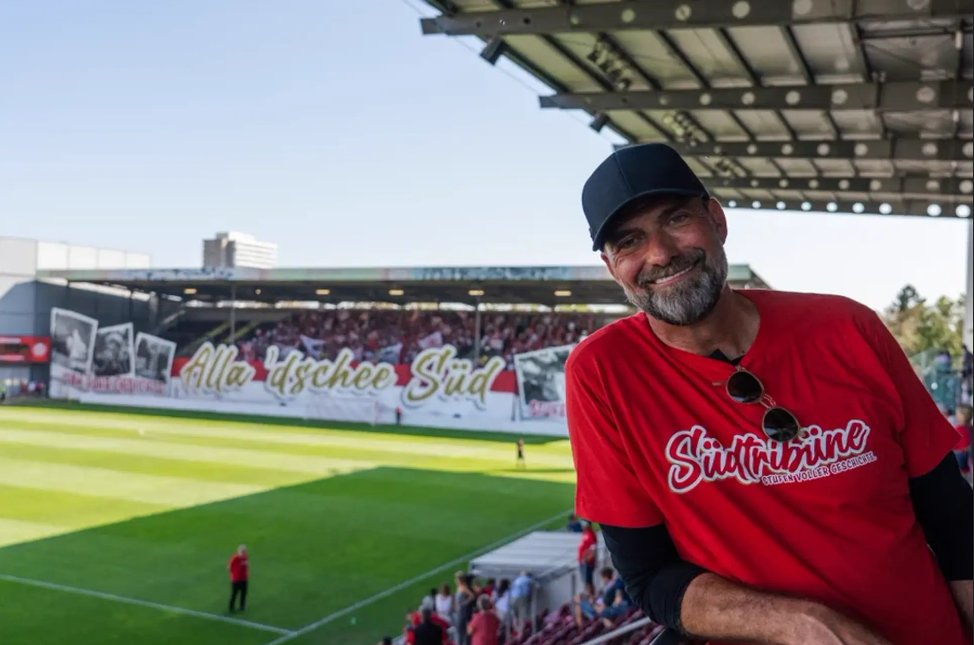 SportakCZ's tweet photo. Včera se hrál v Mohuči přátelský nebo spíše rozlučkový zápas. Nešlo o rozlučku s hráčem, ale s tribunou.

Do roku 2011 hrál Mainz své domácí zápasy na stadionu Bruchwegstadion. Největší podpory se týmu dostávalo z legendární Jižní tribuny, kde se scházeli aktivní fanoušci. Vešlo se na ni přes 6 tisíc fanoušků.

Jižní tribuna patří k nejstaším prostorům na celém stadionu. Její stav už ale není ideální a chystá se její demolice. Na včerejší zápas vydalo město zvláštní povolení, díky kterému ji mohlo zaplnit 2000 fanoušků.

Na rozlučku dorazil i Jürgen Klopp, který za klub odehrál 325 zápasů. Pak v něm rozjel i svoji trenérskou kariéru, během které postoupil Mainz poprvé v historii klubu do Bundesligy.

Fanoušci si na včerejší zápas připravili choreo, které mělo mapovat nejslavěnší momenty, které Jižní tribuna zažila. A nechyběl na něm logicky ani Jürgen Klopp.