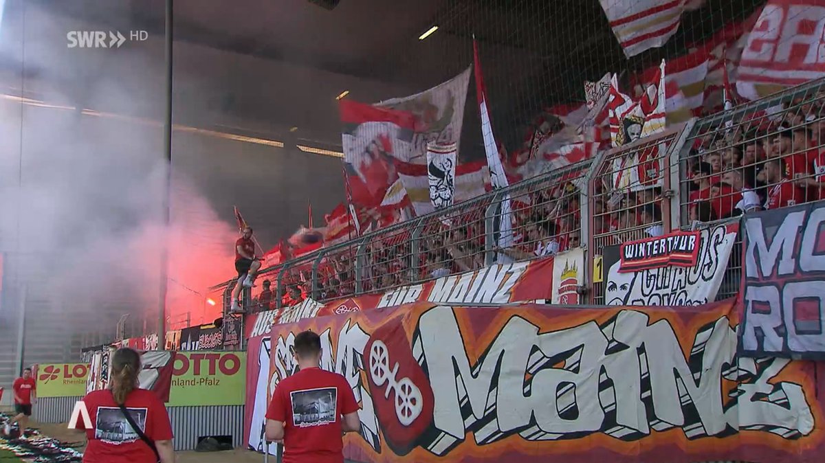 SportakCZ's tweet photo. Včera se hrál v Mohuči přátelský nebo spíše rozlučkový zápas. Nešlo o rozlučku s hráčem, ale s tribunou.

Do roku 2011 hrál Mainz své domácí zápasy na stadionu Bruchwegstadion. Největší podpory se týmu dostávalo z legendární Jižní tribuny, kde se scházeli aktivní fanoušci. Vešlo se na ni přes 6 tisíc fanoušků.

Jižní tribuna patří k nejstaším prostorům na celém stadionu. Její stav už ale není ideální a chystá se její demolice. Na včerejší zápas vydalo město zvláštní povolení, díky kterému ji mohlo zaplnit 2000 fanoušků.

Na rozlučku dorazil i Jürgen Klopp, který za klub odehrál 325 zápasů. Pak v něm rozjel i svoji trenérskou kariéru, během které postoupil Mainz poprvé v historii klubu do Bundesligy.

Fanoušci si na včerejší zápas připravili choreo, které mělo mapovat nejslavěnší momenty, které Jižní tribuna zažila. A nechyběl na něm logicky ani Jürgen Klopp.
