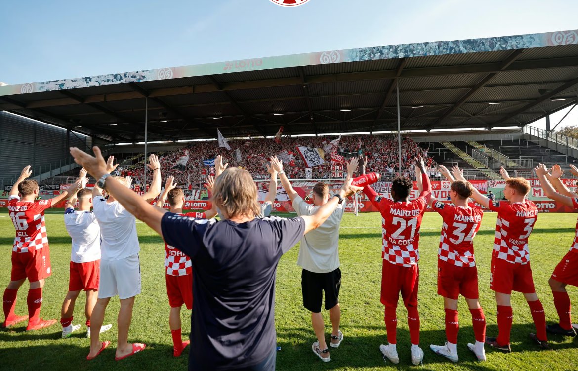 SportakCZ's tweet photo. Včera se hrál v Mohuči přátelský nebo spíše rozlučkový zápas. Nešlo o rozlučku s hráčem, ale s tribunou.

Do roku 2011 hrál Mainz své domácí zápasy na stadionu Bruchwegstadion. Největší podpory se týmu dostávalo z legendární Jižní tribuny, kde se scházeli aktivní fanoušci. Vešlo se na ni přes 6 tisíc fanoušků.

Jižní tribuna patří k nejstaším prostorům na celém stadionu. Její stav už ale není ideální a chystá se její demolice. Na včerejší zápas vydalo město zvláštní povolení, díky kterému ji mohlo zaplnit 2000 fanoušků.

Na rozlučku dorazil i Jürgen Klopp, který za klub odehrál 325 zápasů. Pak v něm rozjel i svoji trenérskou kariéru, během které postoupil Mainz poprvé v historii klubu do Bundesligy.

Fanoušci si na včerejší zápas připravili choreo, které mělo mapovat nejslavěnší momenty, které Jižní tribuna zažila. A nechyběl na něm logicky ani Jürgen Klopp.