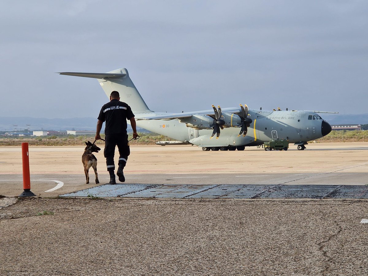 Defensagob's tweet photo. Un equipo USAR de la @UMEgob, compuesto por 56 militares y 4 perros, ha despegado hoy desde la Base Aérea de Zaragoza hacia Marrakech, en un A400 del @EjercitoAire, para colaborar en la búsqueda y rescate de supervivientes del devastador terremoto sufrido en país vecino, #Marruecos
Todo nuestro cariño, apoyo y solidaridad con el pueblo de Marruecos ante esta terrible tragedia.